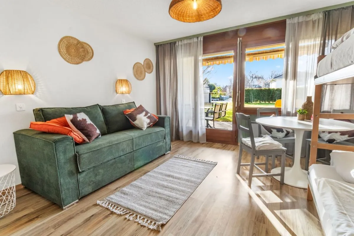 Helles Interieur einer Cari'Stay-Unterkunft in Portalban